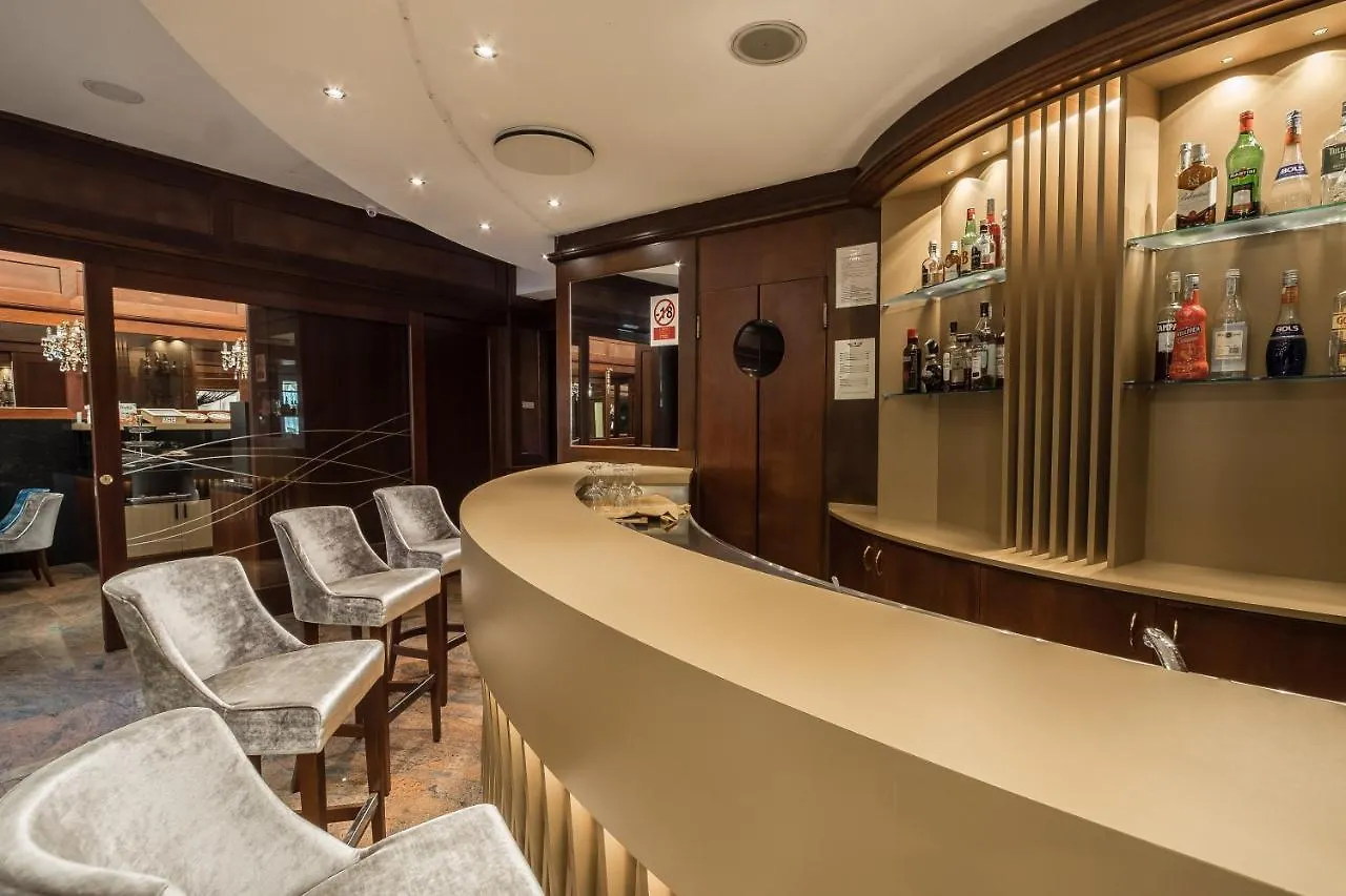 Hotel Mythos Milano 3*,